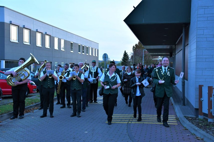 Mit der Kapelle durch den Mc-Drive