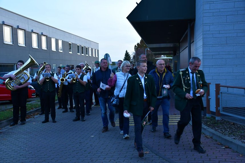 Mit der Kapelle durch den Mc-Drive