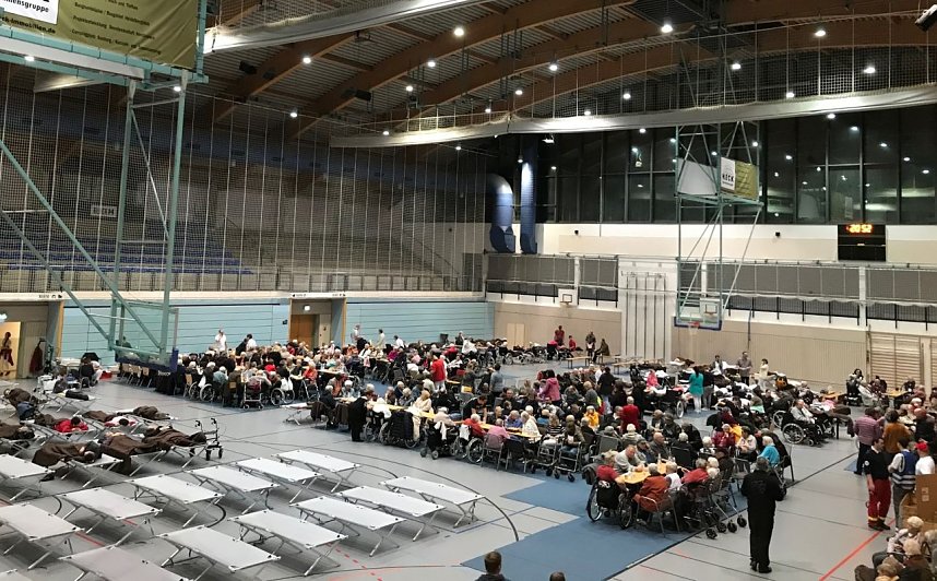 Landrat Matthias Jendricke bedankt sich bei allen Helfern