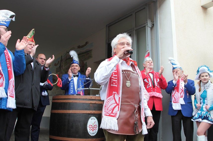 Karnevalsstart in Ellrich vor dem Rathaus. 