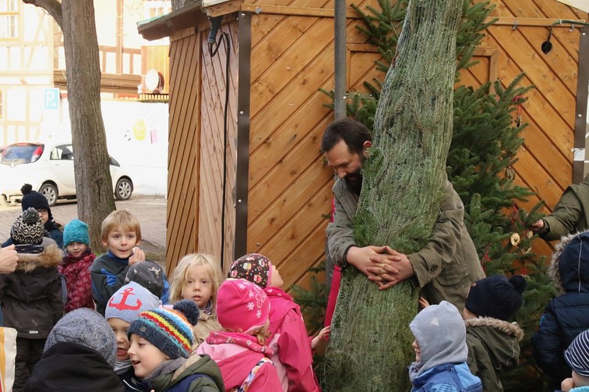 Auf dem Blasiikirchplatz wurden heute die letzten Vorbereitungen f&uuml;r den Handwerkermarkt abgeschlossen