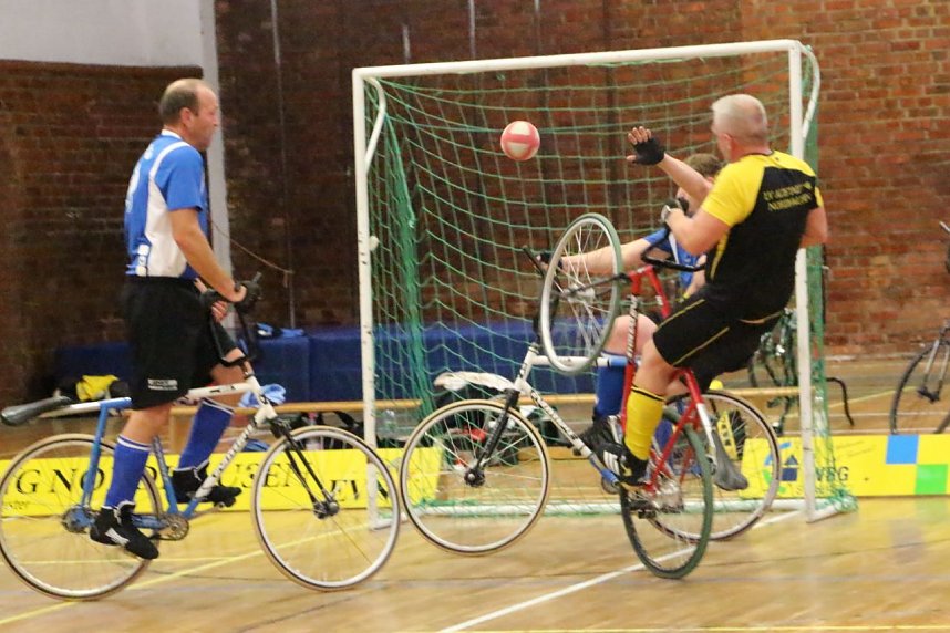 Auch der zweite Heimspieltag in der Radball-Oberliga der M&auml;nner in Nordhausen war f&uuml;r die gastgebende S&uuml;dharzgruppe mit Altstadt Nordhausen und den beiden Ilfelder Mannschaften nicht der erhoffte Befreiungsschlag.