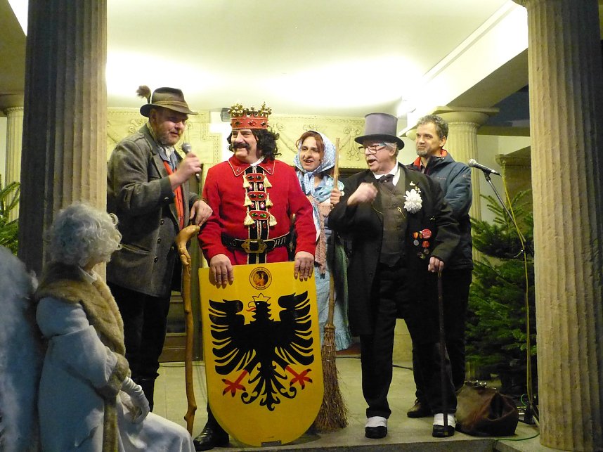 Roland, Weihnachtsmann und Oberb&uuml;rgermeister am Theater-Adventskalender