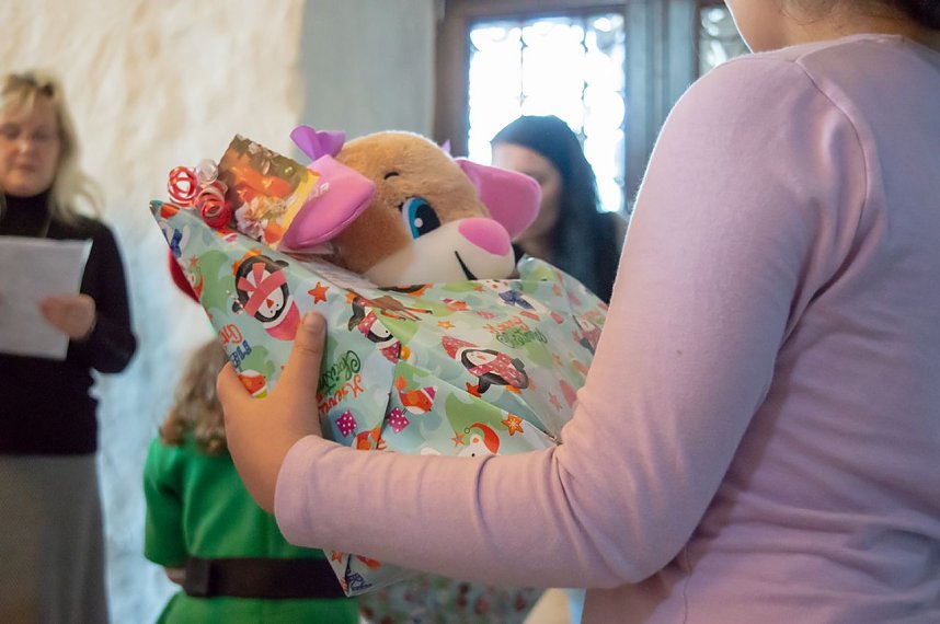 Unternehmer beschenken Familien