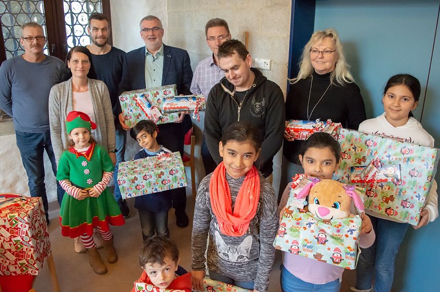 Unternehmer beschenken Familien