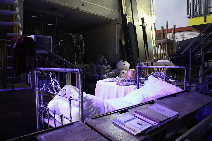 Morgen geht der Vorhang f&uuml;r den "Geist der Weihnacht" zum dritten mal auf, vorher braucht es aber noch ein paar Ausbesserungen am B&uuml;hnenbild