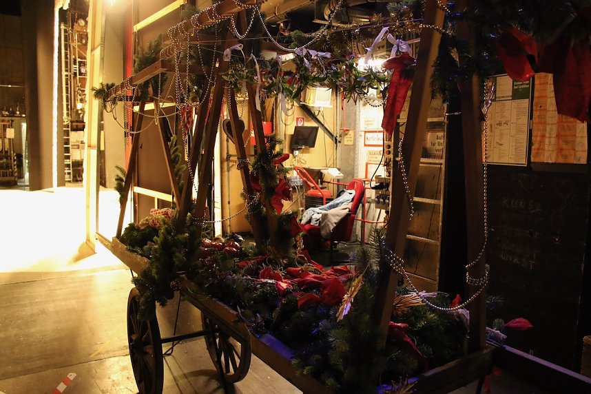 Morgen geht der Vorhang f&uuml;r den "Geist der Weihnacht" zum dritten mal auf, vorher braucht es aber noch ein paar Ausbesserungen am B&uuml;hnenbild