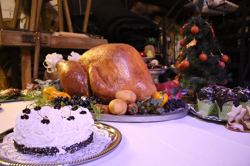 Morgen geht der Vorhang f&uuml;r den "Geist der Weihnacht" zum dritten mal auf, vorher braucht es aber noch ein paar Ausbesserungen am B&uuml;hnenbild