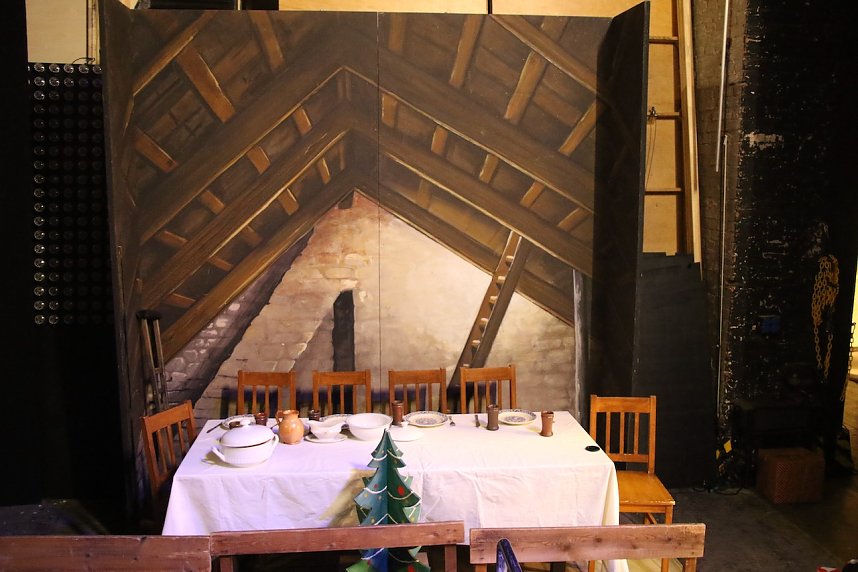 Morgen geht der Vorhang f&uuml;r den "Geist der Weihnacht" zum dritten mal auf, vorher braucht es aber noch ein paar Ausbesserungen am B&uuml;hnenbild