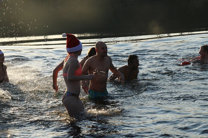 Eisbaden im Kiesschacht