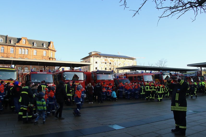 Friedenslicht &uuml;bergeben