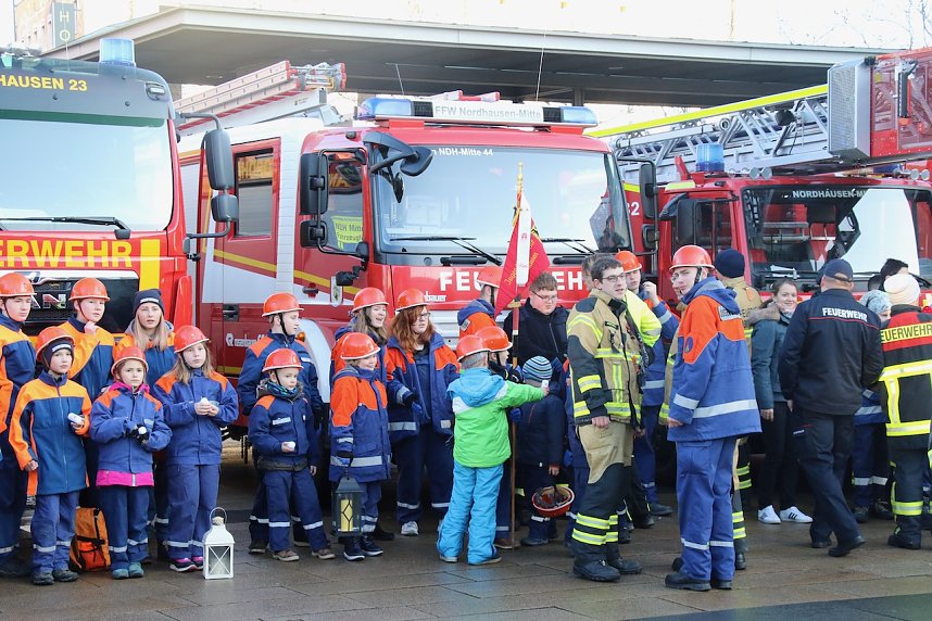 Friedenslicht &uuml;bergeben