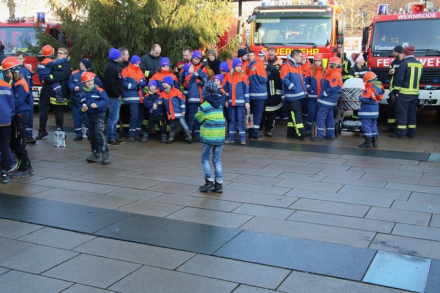 Friedenslicht &uuml;bergeben