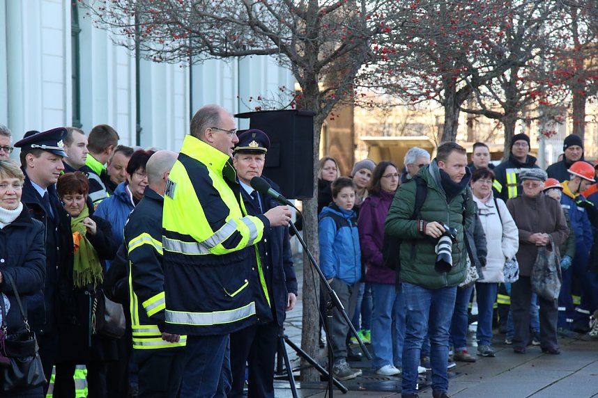 Friedenslicht &uuml;bergeben