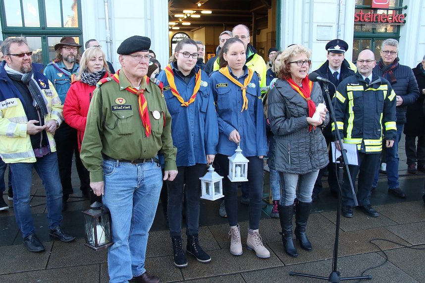 Friedenslicht &uuml;bergeben