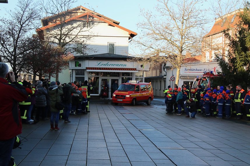 Friedenslicht &uuml;bergeben