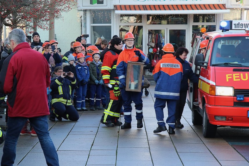 Friedenslicht &uuml;bergeben