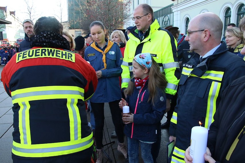 Friedenslicht &uuml;bergeben