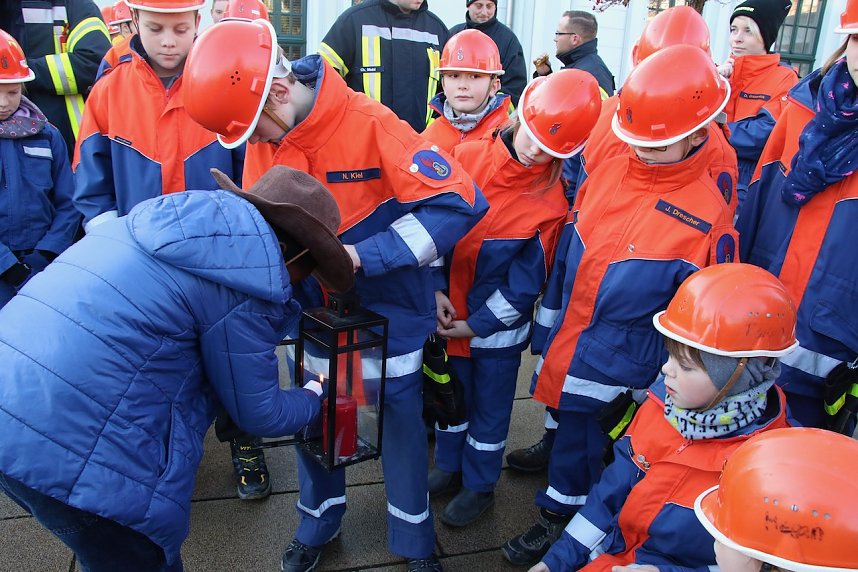 Friedenslicht &uuml;bergeben