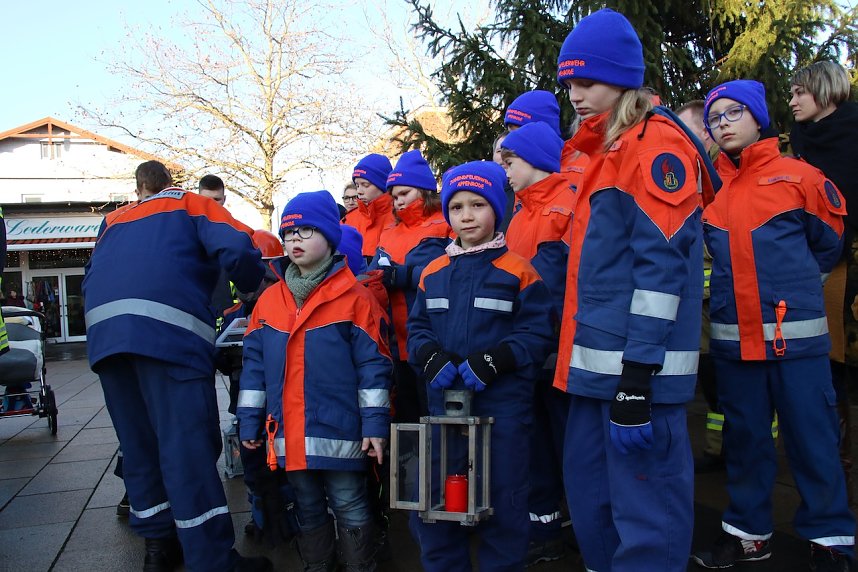 Friedenslicht &uuml;bergeben