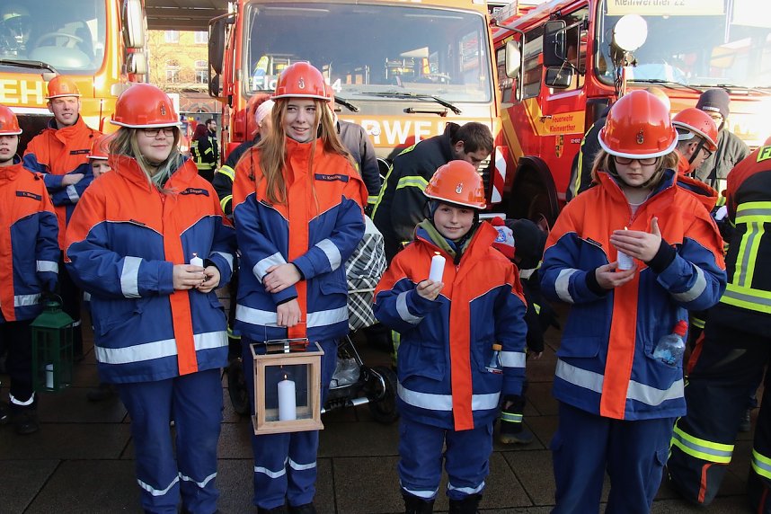 Friedenslicht &uuml;bergeben