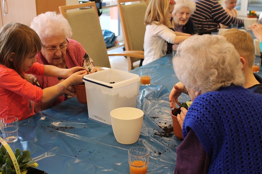 Fr&uuml;hling gemeinsam begr&uuml;&szlig;t