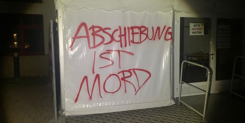 Auch ein Zelt blieb nicht verschont