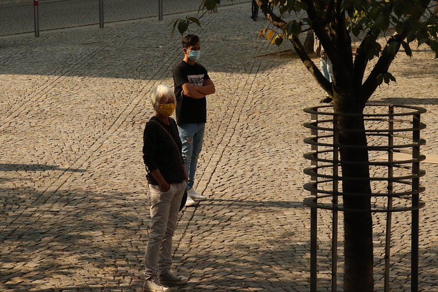 Demonstrieren unter Corona auf dem Nordh&auml;user Rathausplatz