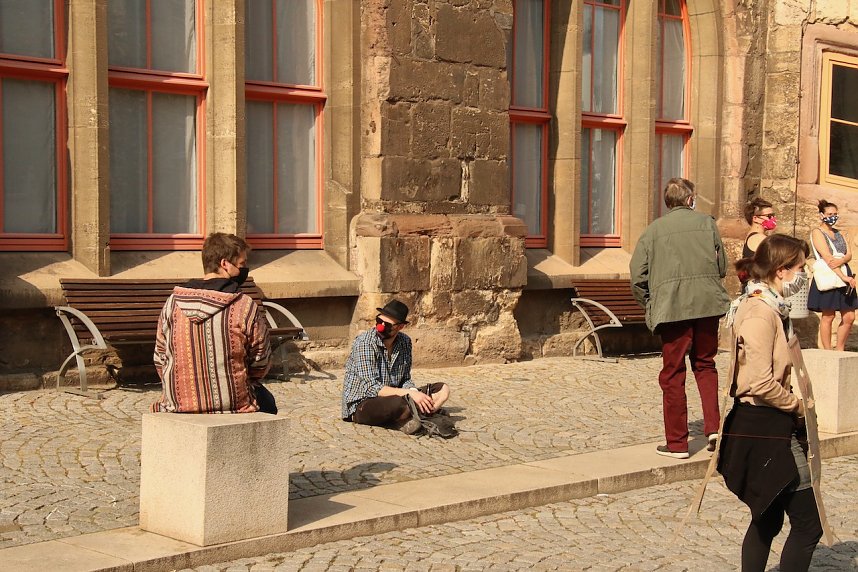 Demonstrieren unter Corona auf dem Nordh&auml;user Rathausplatz