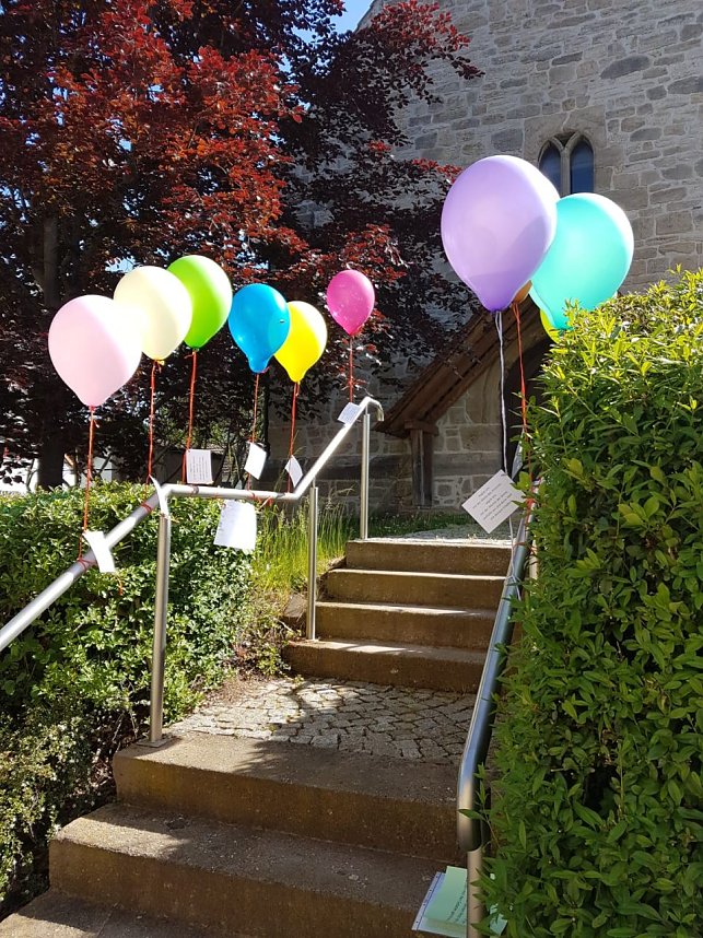 Schick dein Gebet zum Himmel � fr&ouml;hliche Luftballon-Aktion