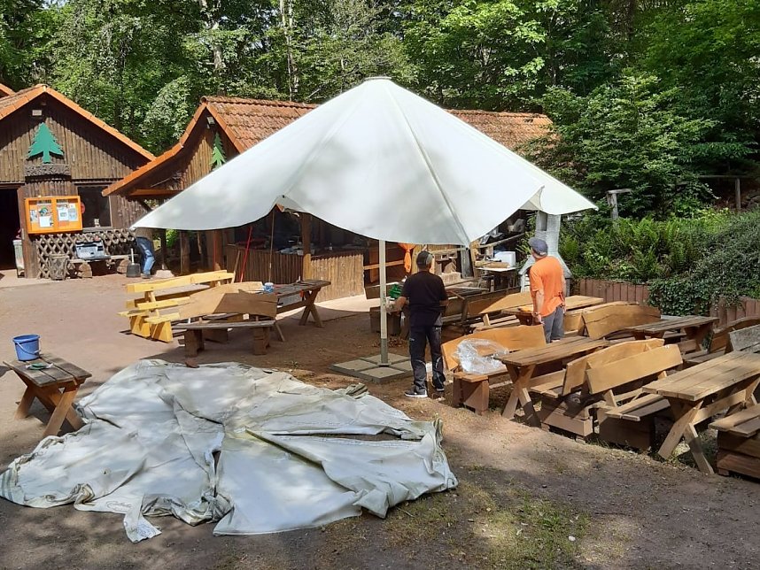 Schirmbespannung auf dem Neust&auml;dter Grillplatz