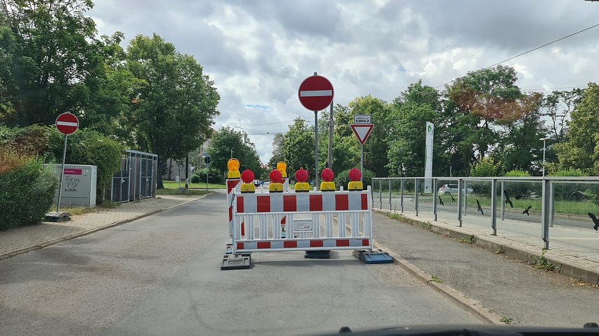 Aus der n&ouml;rdlichen Albert-Tr&auml;ger-Stra&szlig;e geht nun nichts mehr: 