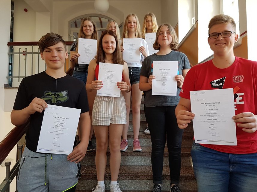    Erweckten das Lehrbuch-Maskottchen zum Leben: Tim Kunze, Josephine Winkler, Michelle Peter, Stella R&ouml;&szlig;ler, Eva Mader, Jolina Hund, Emma Delzer, Lukas Benkenstein