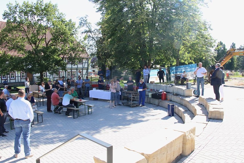 Spatenstich mit Bagger: Landrat Matthias Jendricke l&auml;utete gestern Nachmittag den letzten Bauabschnitt am Schulhof der Ellricher Oberschule ein