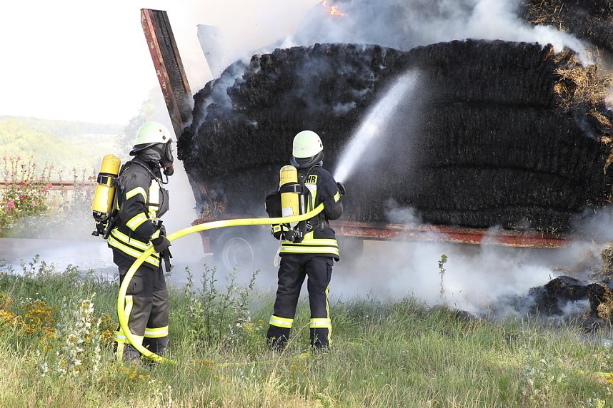 Ein Strohfeuer auf der Landstra&szlig;e