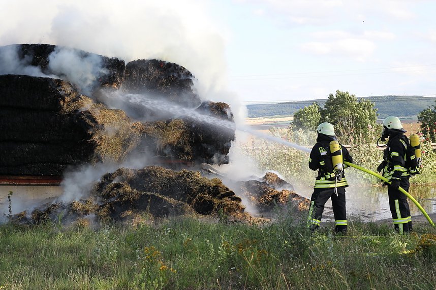Ein Strohfeuer auf der Landstra&szlig;e
