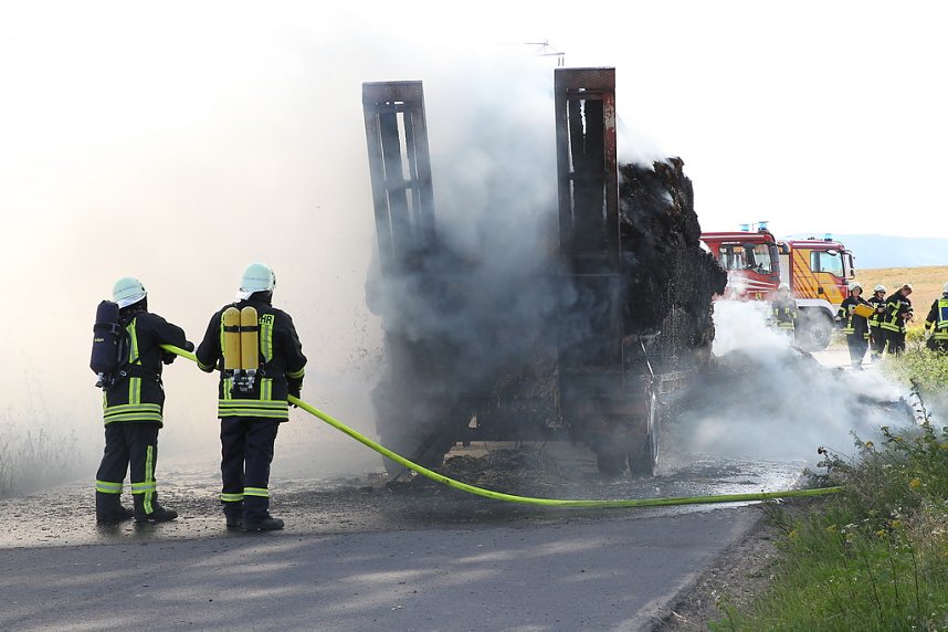 Ein Strohfeuer auf der Landstra&szlig;e