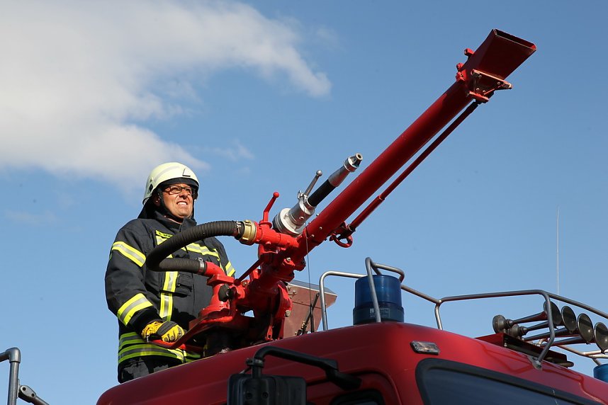 Ein Strohfeuer auf der Landstra&szlig;e