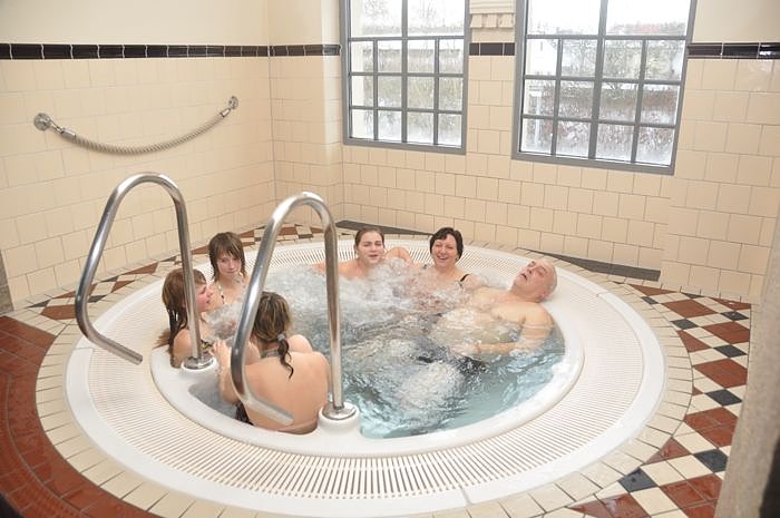 Mega-Poolparty im Badehaus