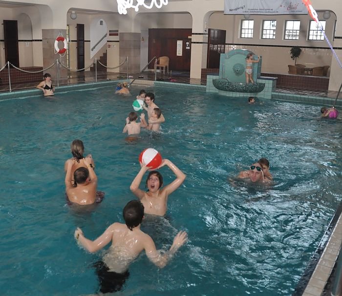 Mega-Poolparty im Badehaus