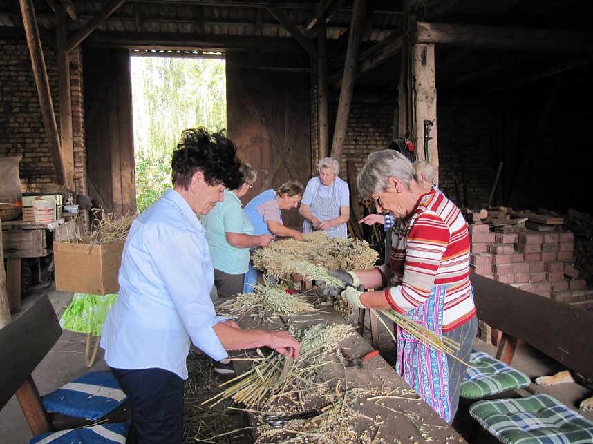 Binden der Erntekrone