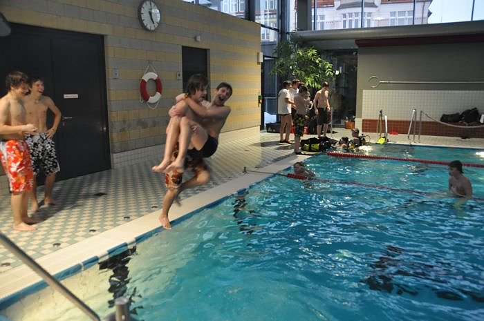 Mega-Poolparty im Badehaus