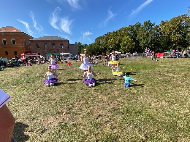 Die Eleven des Tanzstudio Radeva bereicherten das Programm zum Kindertag in Sondershausen