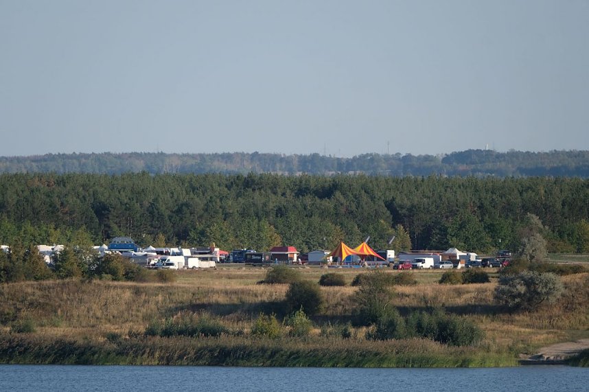Peter Blei unterwegs am Roten Turm von Pouch