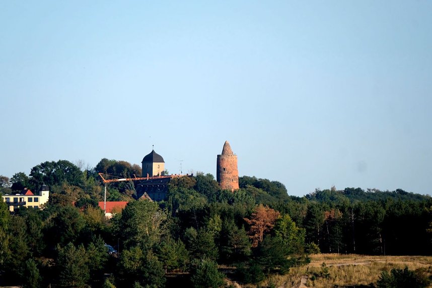 Peter Blei unterwegs am Roten Turm von Pouch