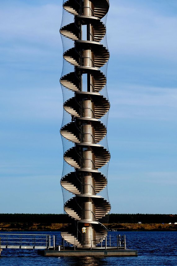 Peter Blei unterwegs am Roten Turm von Pouch