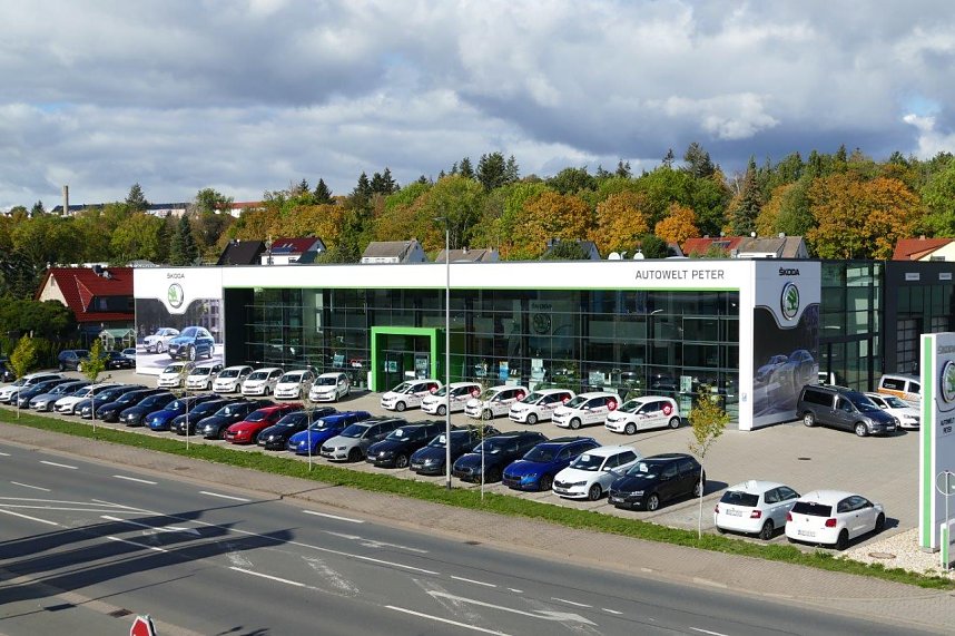 BU: Heute noch vor der Skoda-Autowelt � bald schon in Deutschlands S&uuml;den: Zw&ouml;lf Skoda Citigo sind demn&auml;chst als Lieferfahrzeuge f&uuml;r Pizza-Hut in Bayern, Hessen und Sachsen unterwegs.