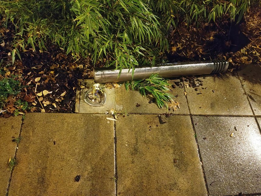 Zerst&ouml;rte Lampen am Caf&eacute; Central