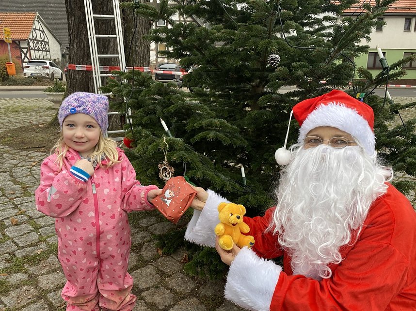 Ilfelder schm&uuml;cken Weihnachtsbaum