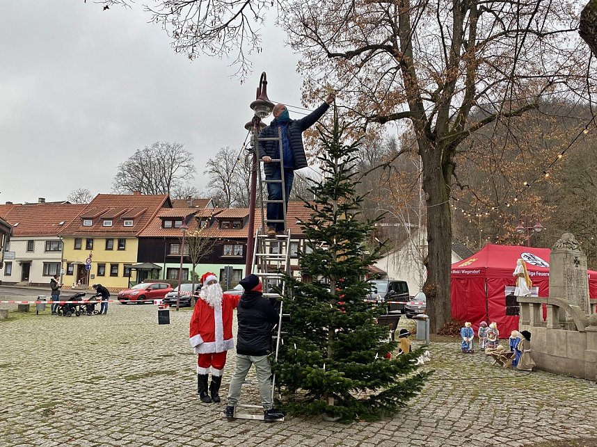Ilfelder schm&uuml;cken Weihnachtsbaum
